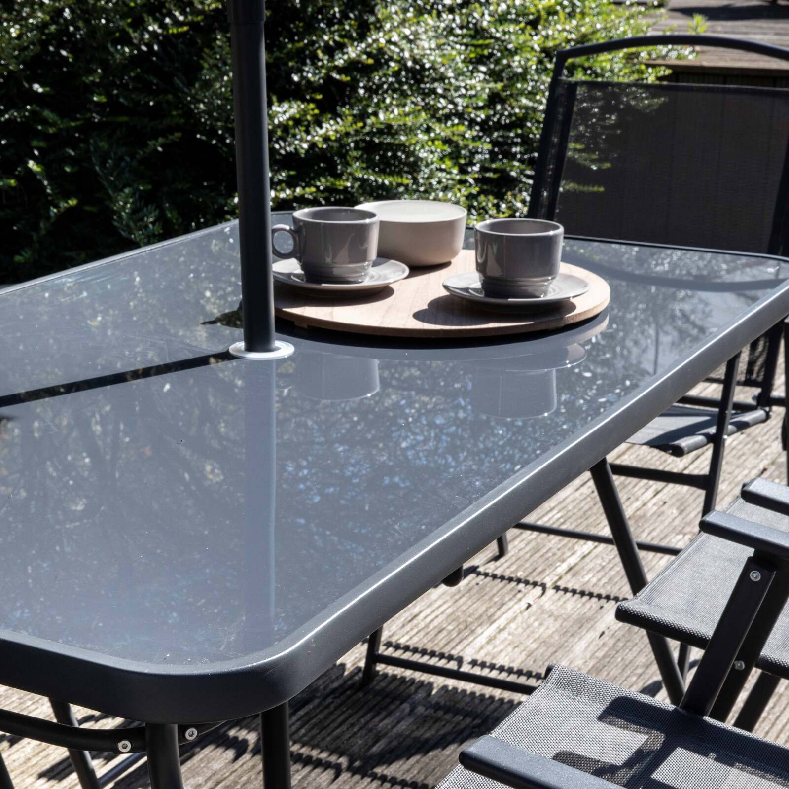 Tavolo da giardino rettangolare 140 x 80 cm, 6 sedie con braccioli e un ombrellone