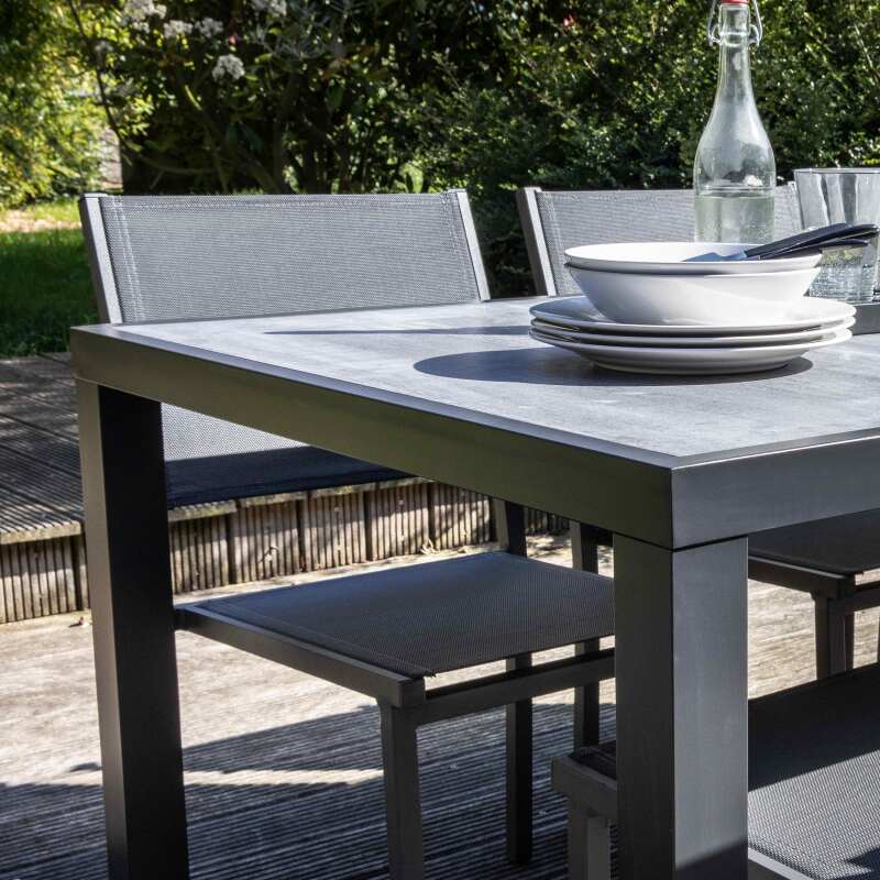 Tavolo da giardino rettangolare con piano in ceramica effetto cemento lucido 185 x 95 cm, 6 sedie e 2 sedie con braccioli