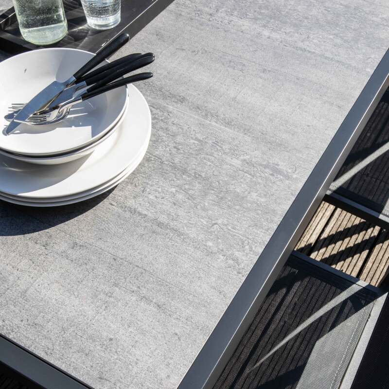 Tavolo da giardino rettangolare con piano in ceramica effetto cemento lucido 185 x 95 cm, 6 sedie e 2 sedie con braccioli