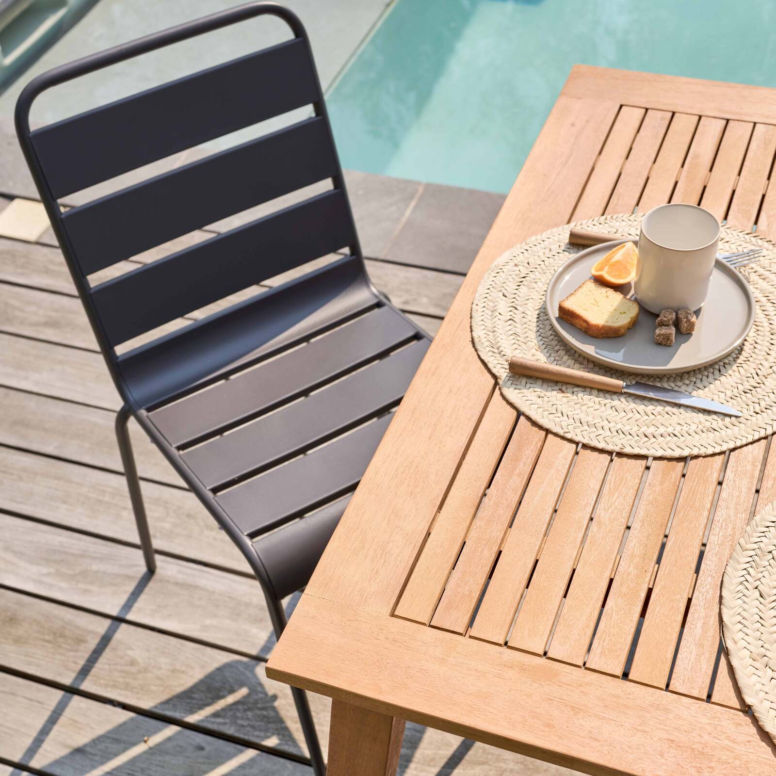 Tavolo da giardino rettangolare in legno FSC® allungabile e 6 sedie in metallo