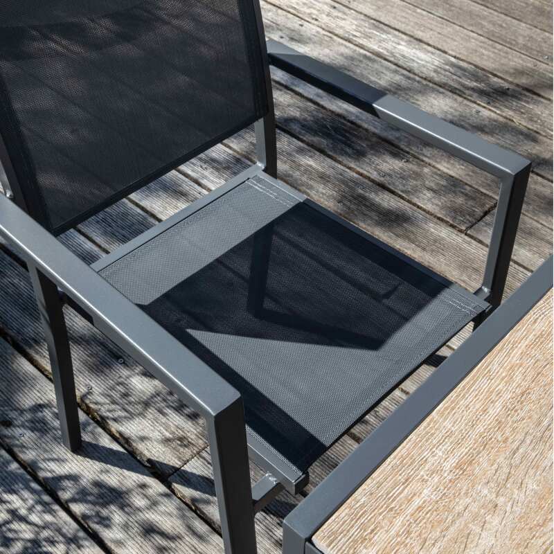 Tavolo da giardino rettangolare con piano in ceramica effetto legno 146 x 100 cm, 4 sedie e 2 poltroncine