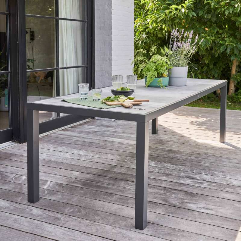 Tavolo da giardino 230 x 95 cm in ceramica effetto legno grigio + 8 sedie e 2 sedie con braccioli