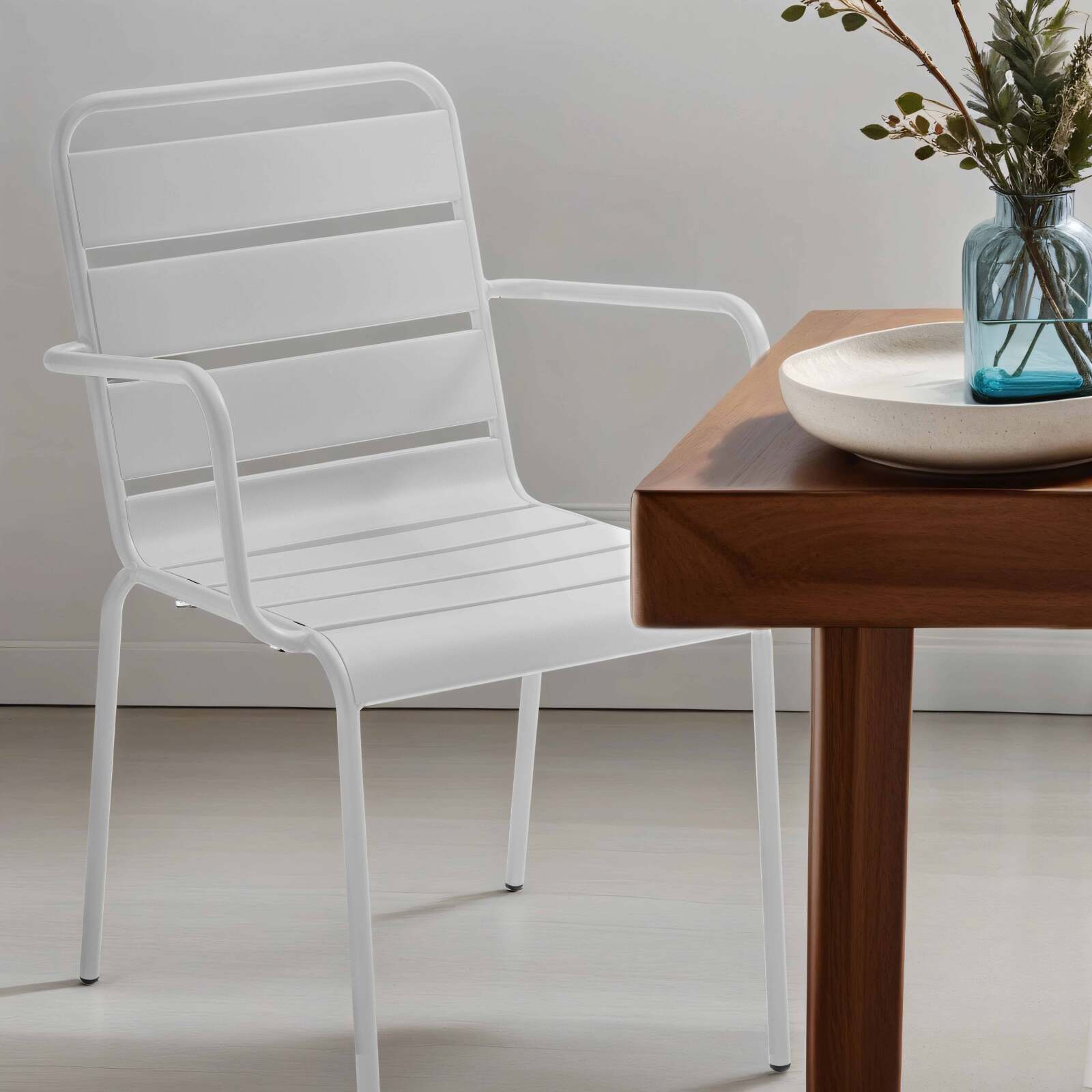 Sedia in metallo con braccioli in stile industriale