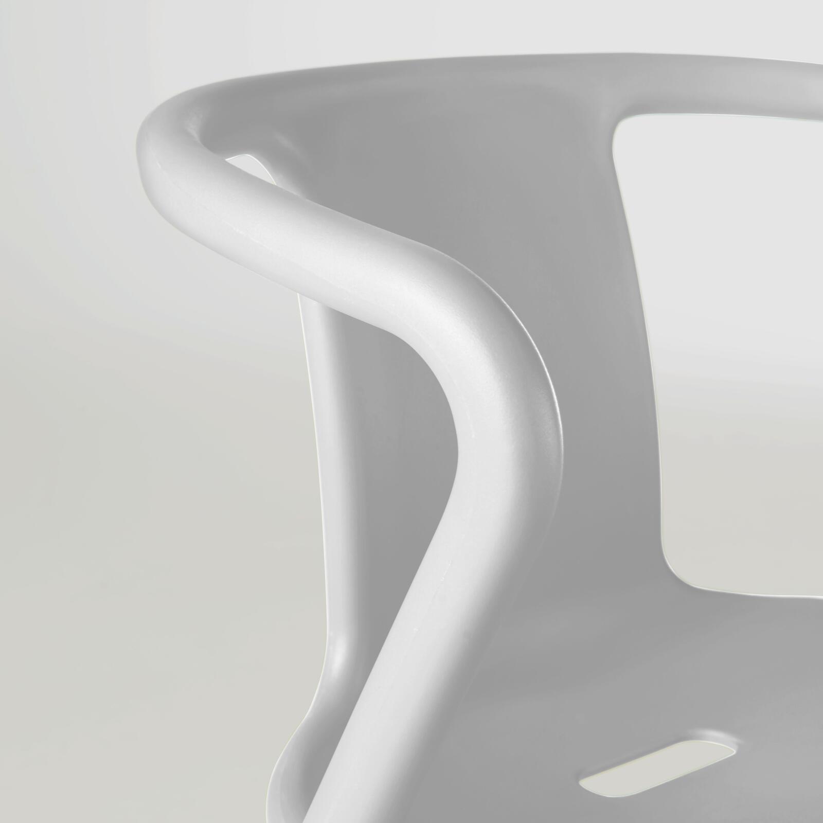 Set di 4 sedie in plastica con braccioli impilabili