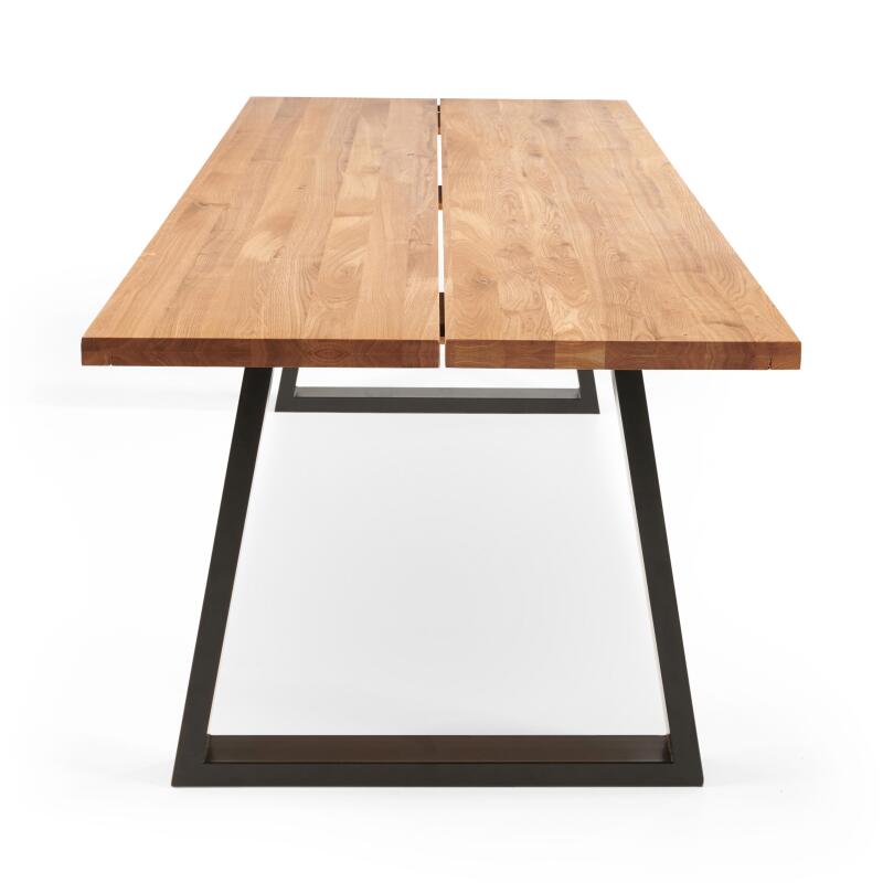 Tavolo rettangolare in rovere FSC® con bordo regolare e gambe a forma trapezoidale