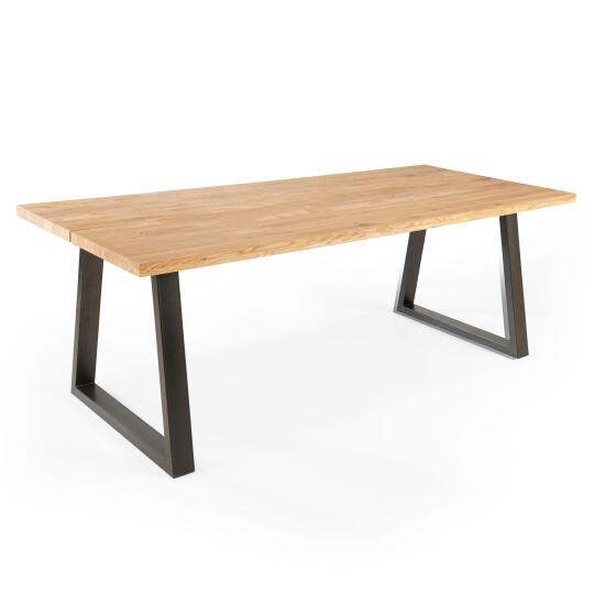 Tavolo rettangolare in rovere FSC® con bordo regolare e gambe a forma trapezoidale