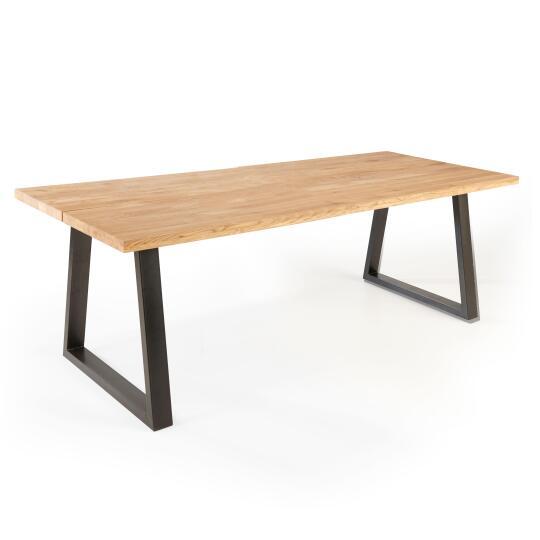 Tavolo rettangolare in rovere FSC® con bordo regolare e gambe a forma trapezoidale