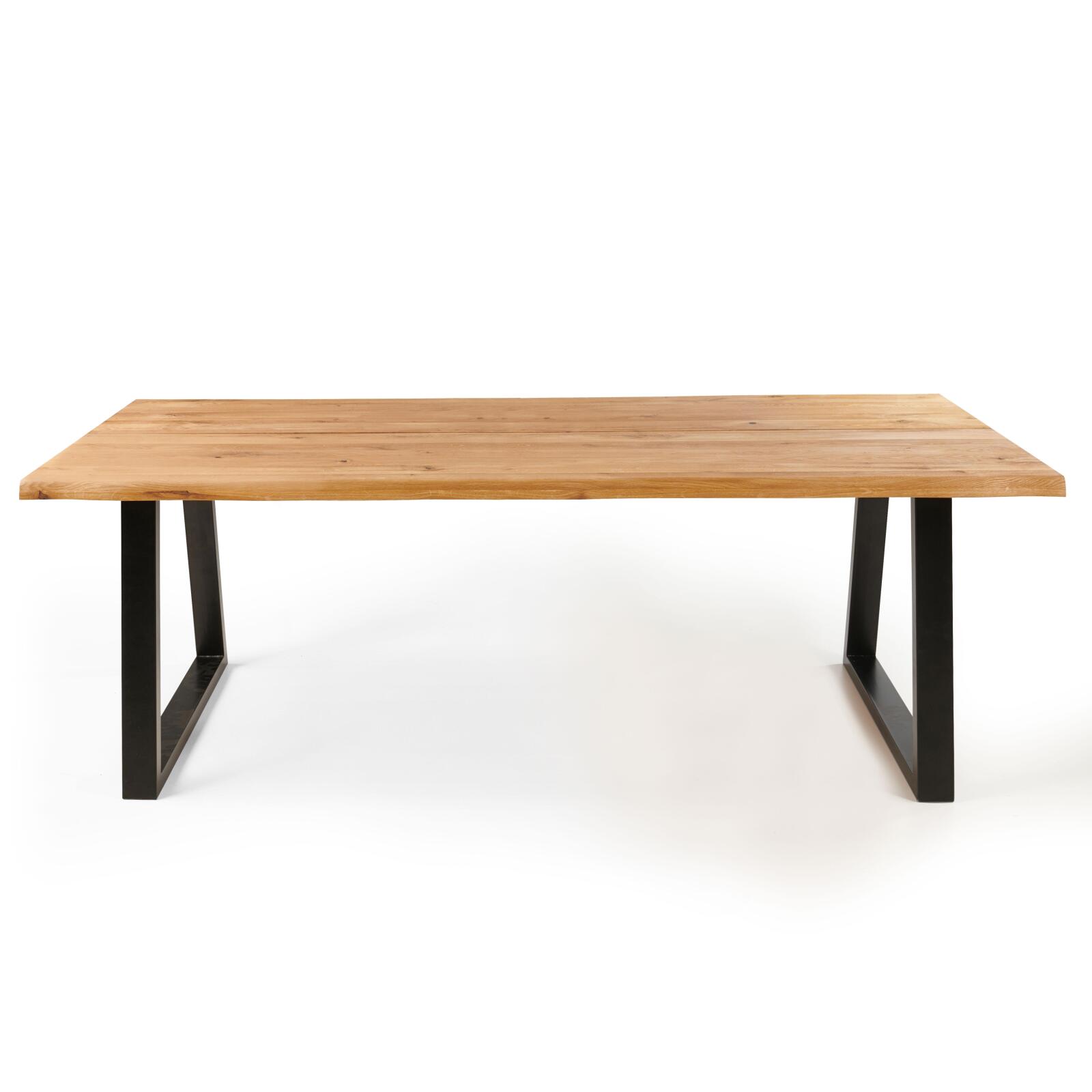 Tavolo rettangolare in rovere FSC® con bordi irregolari e gambe a forma trapezoidale