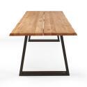 Tavolo rettangolare in rovere FSC® con bordi irregolari e gambe a forma trapezoidale
