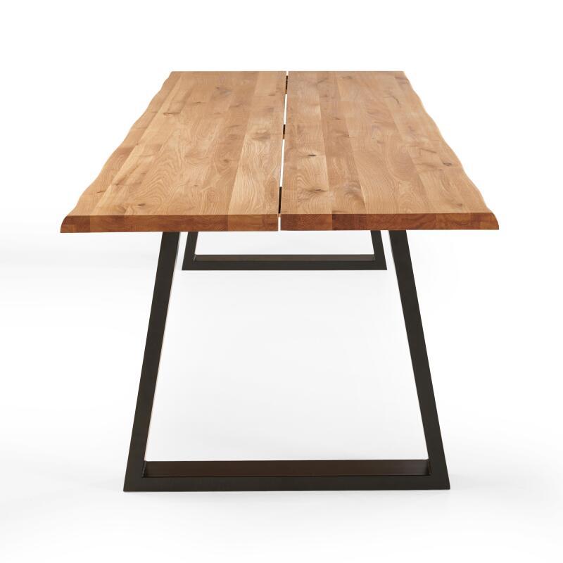 Tavolo rettangolare in rovere FSC® con bordi irregolari e gambe a forma trapezoidale