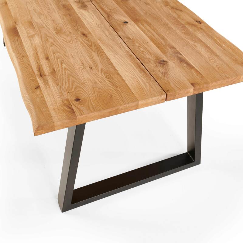 Tavolo rettangolare in rovere FSC® con bordi irregolari e gambe a forma trapezoidale