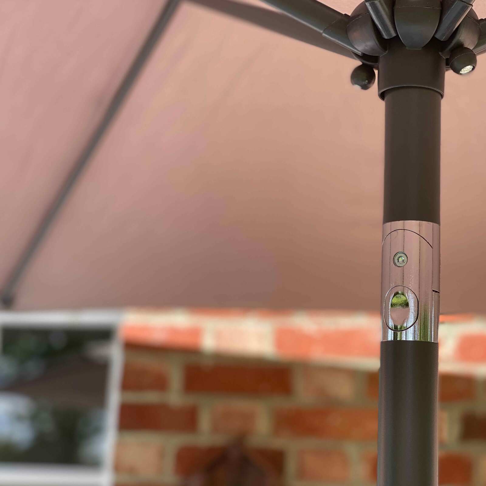 Set ombrellone con palo centrale inclinabile (Ø3m) con piede pieghevole + 4 lastre zavorrate riempibili