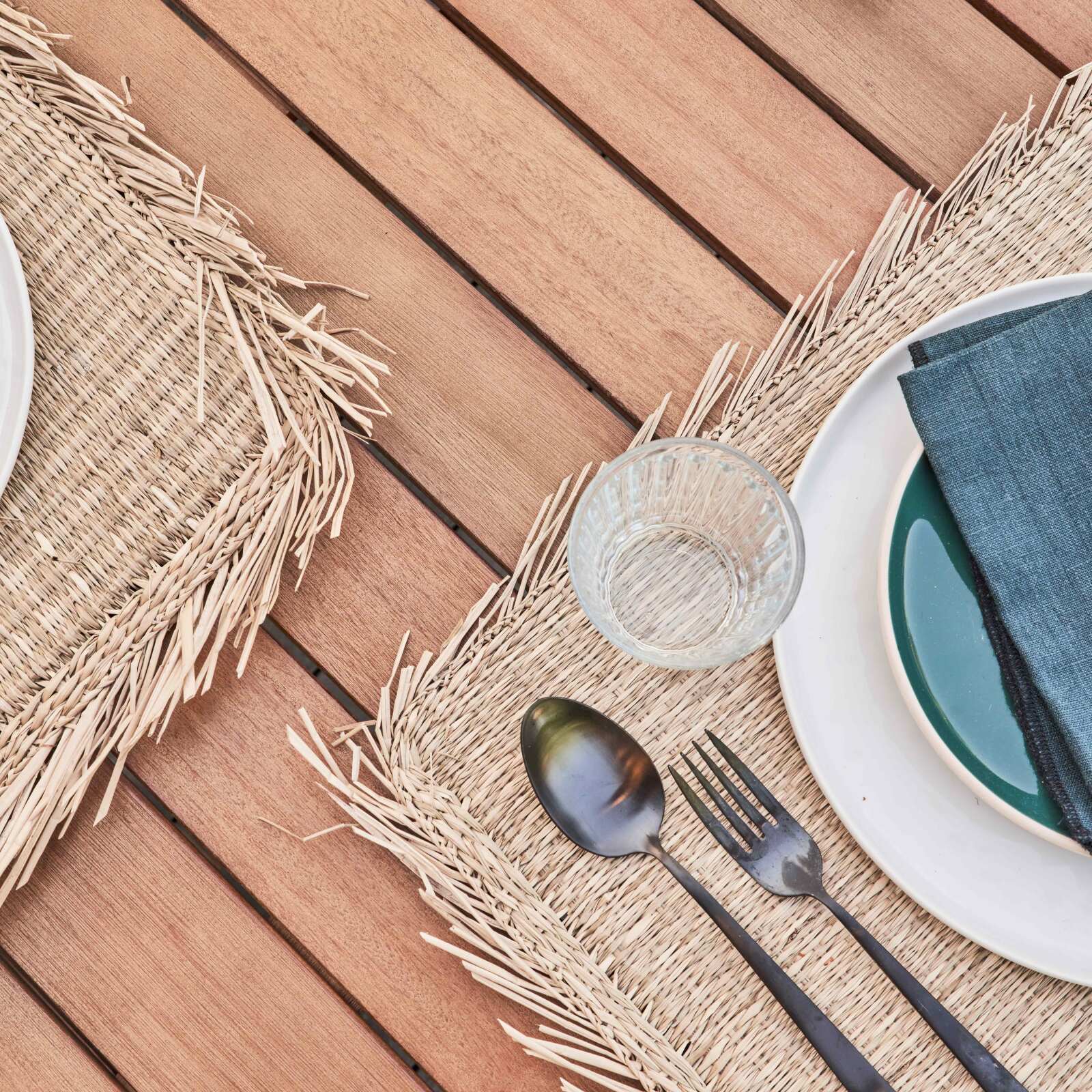 Tavolo da giardino rettangolare allungabile con 8 sedie e 2 sedie con braccioli in eucalipto FSC®