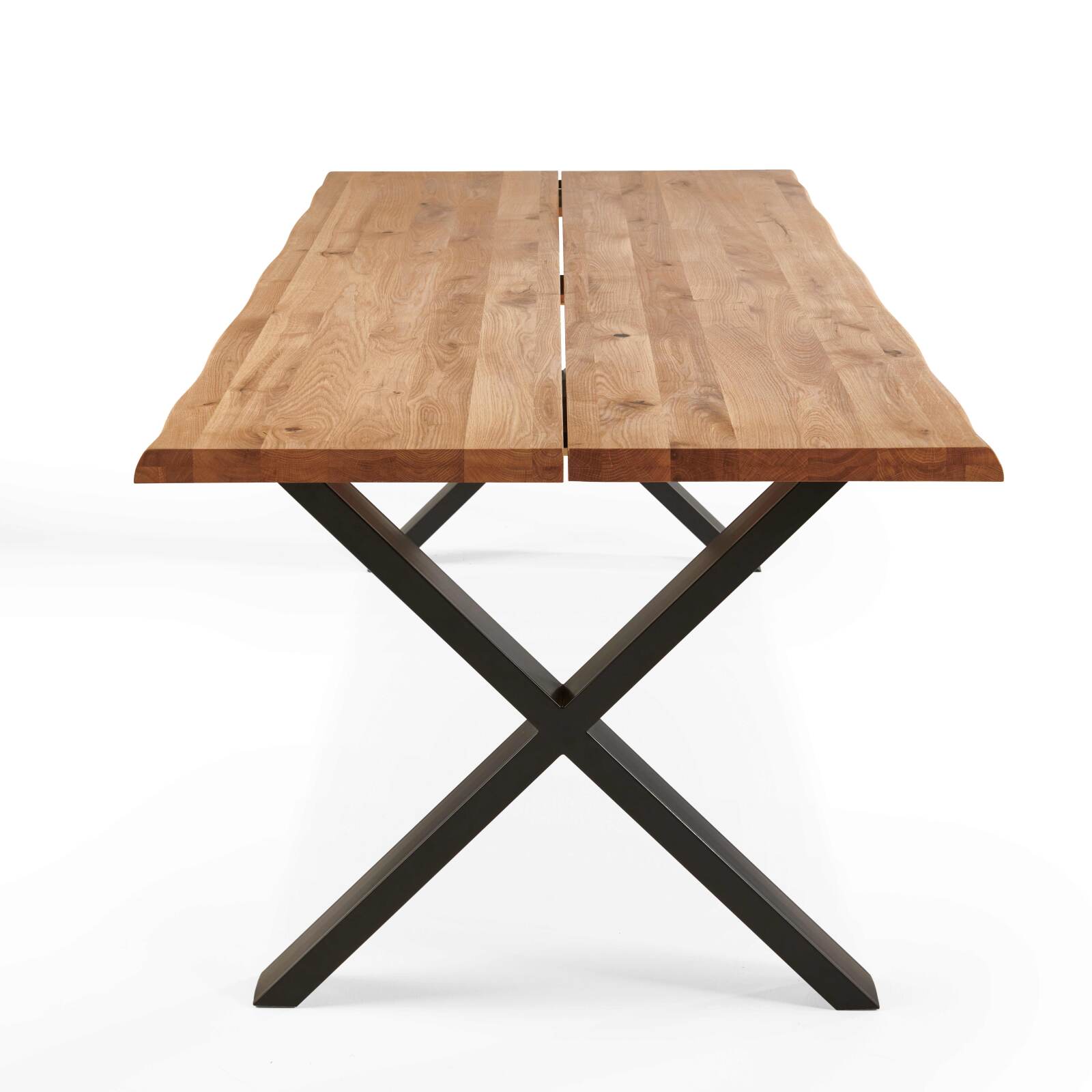 Tavolo rettangolare in rovere FSC® con bordi irregolari e gambe a croce