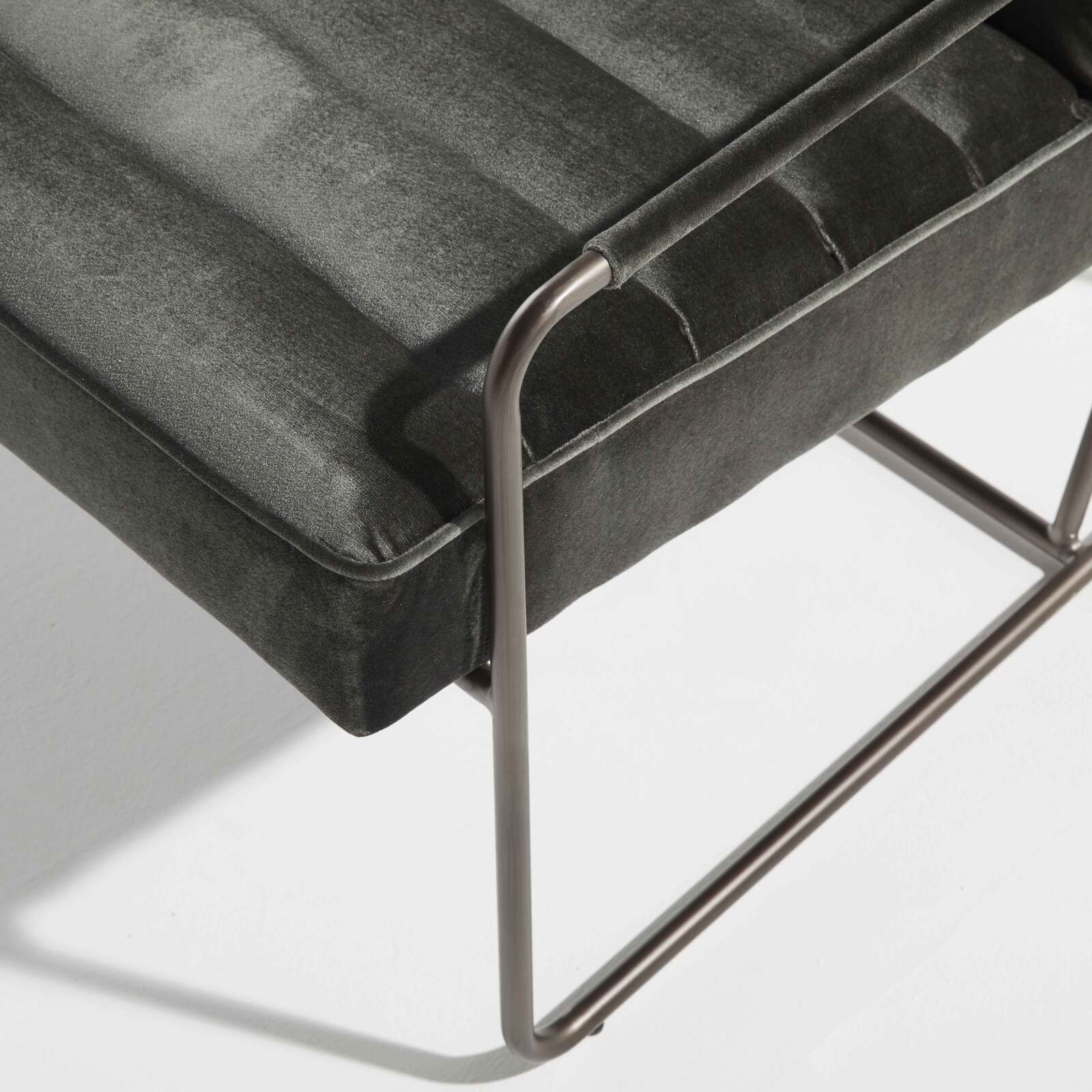 Poltrona imbottita in velluto e legno FSC®