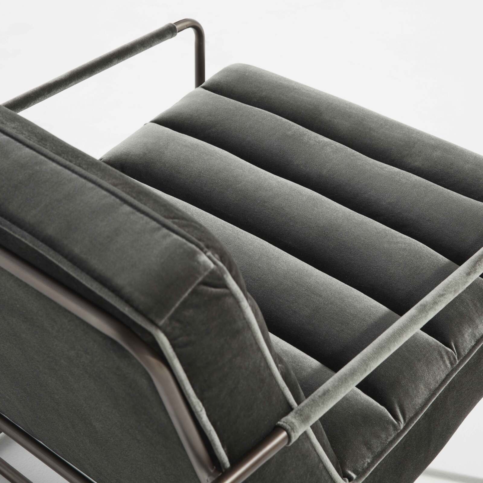 Poltrona imbottita in velluto e legno FSC®