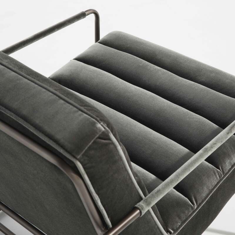 Poltrona imbottita in velluto e legno FSC®