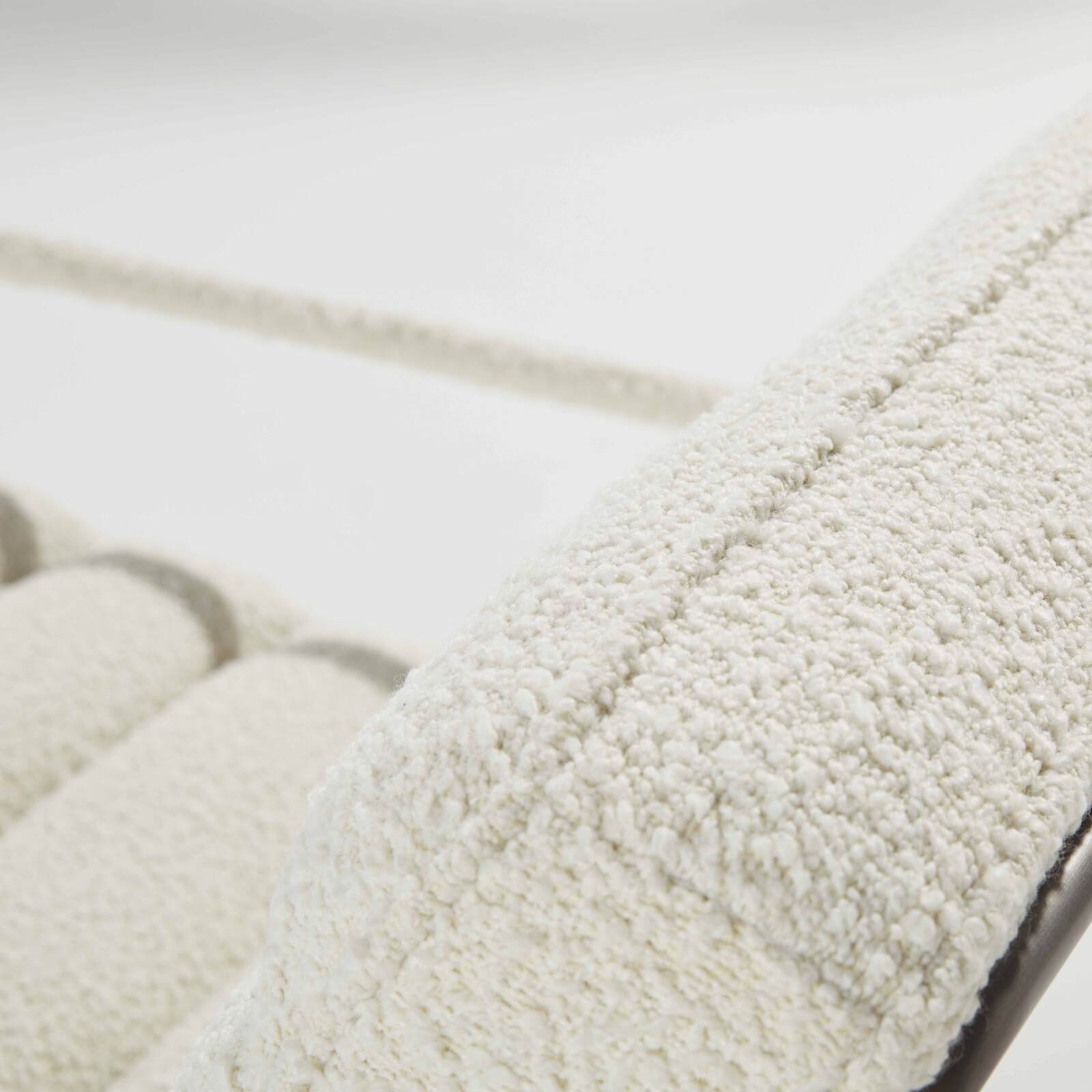 Poltrona imbottita in tessuto French terry e legno di eucalipto FSC®