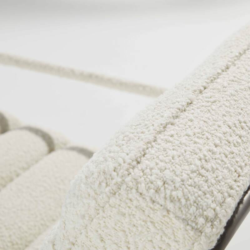 Poltrona imbottita in tessuto French terry e legno di eucalipto FSC®