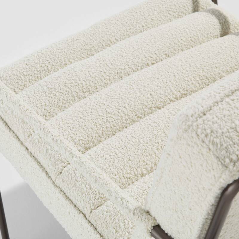 Poltrona imbottita in tessuto French terry e legno di eucalipto FSC®