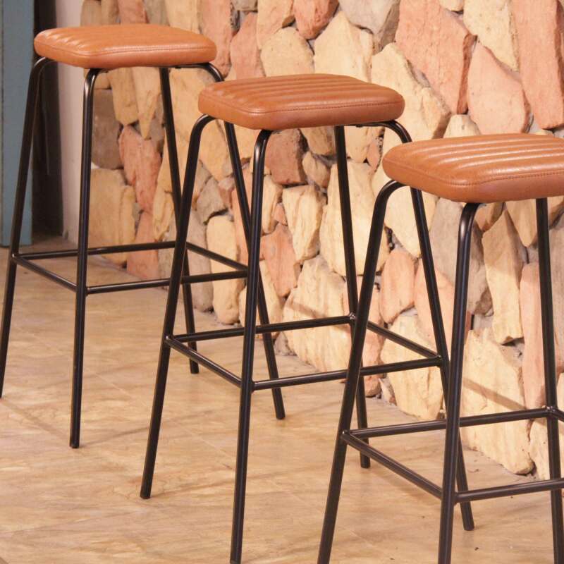 Set di 2 sgabelli alti in tessuto rivestito e legno FSC®