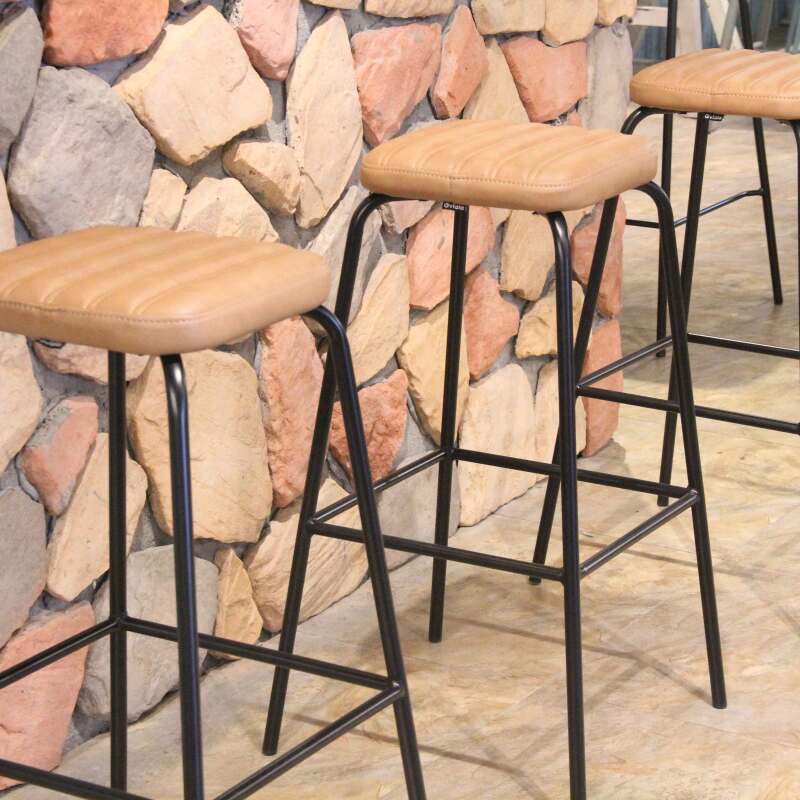 Set di 2 sgabelli alti in tessuto rivestito e legno FSC® (2/3)