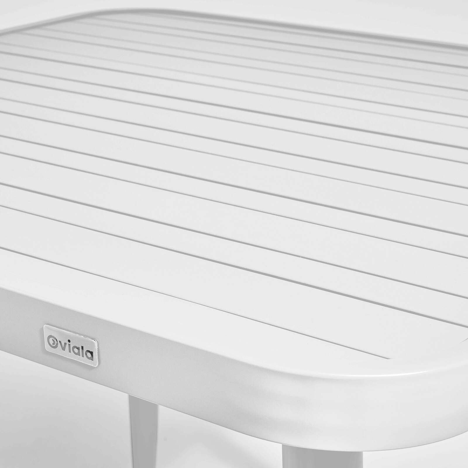 Il tavolo da giardino misura 75 x 75 cm e 2 sedie sono dotate di alluminio e altro