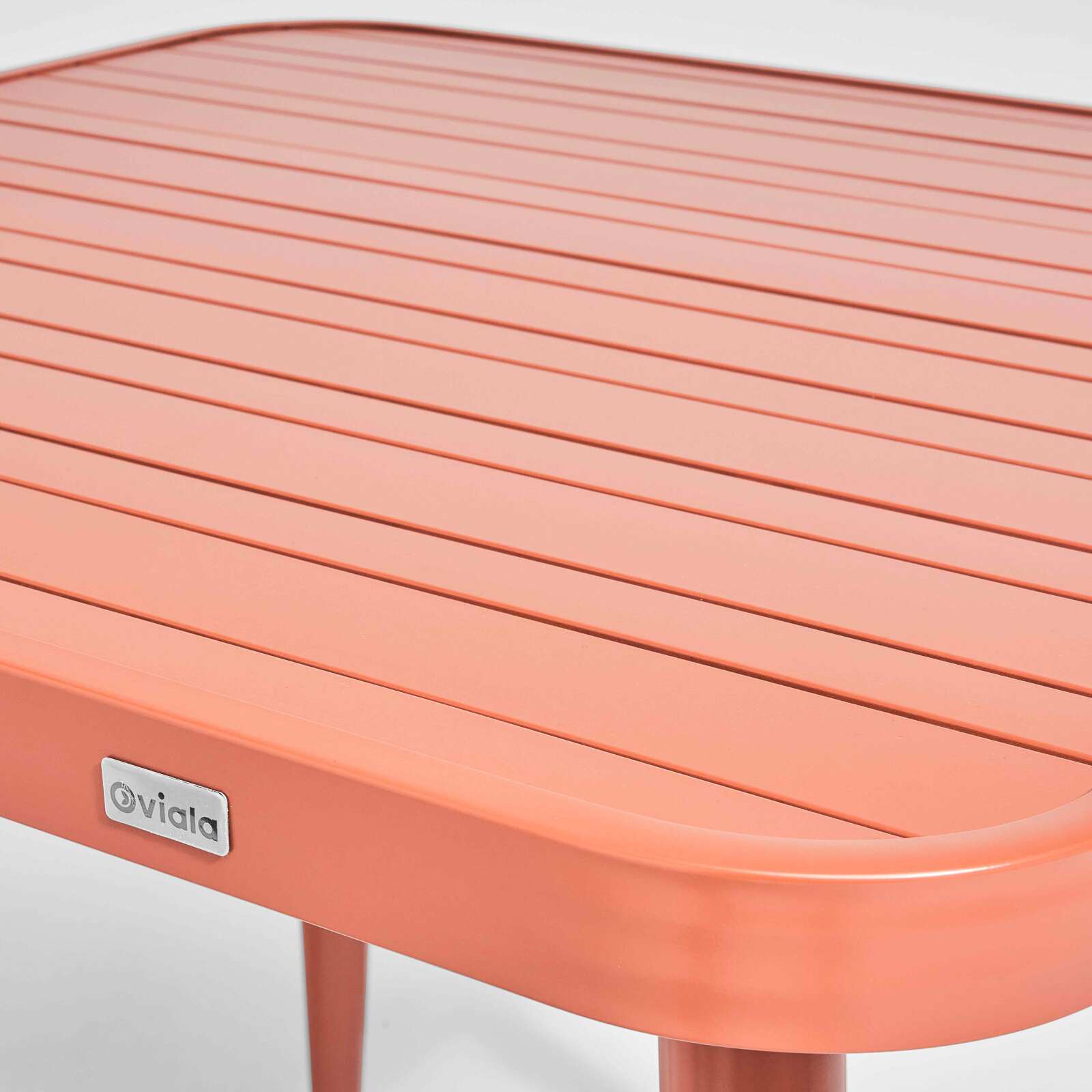 Table de jardin rectangulaire 150 x 75 cm avec 4 chaises avec accoudoirs en aluminium et bois