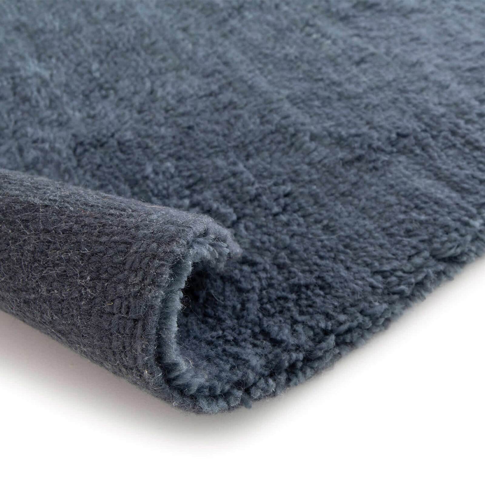 Tappeto rettangolare in lana con motivo a pelo corto tessuto a mano