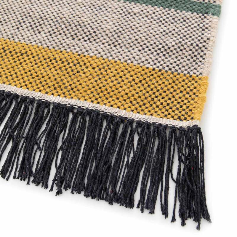 Tappeto rettangolare in lana a tessitura piatta con motivi e frange