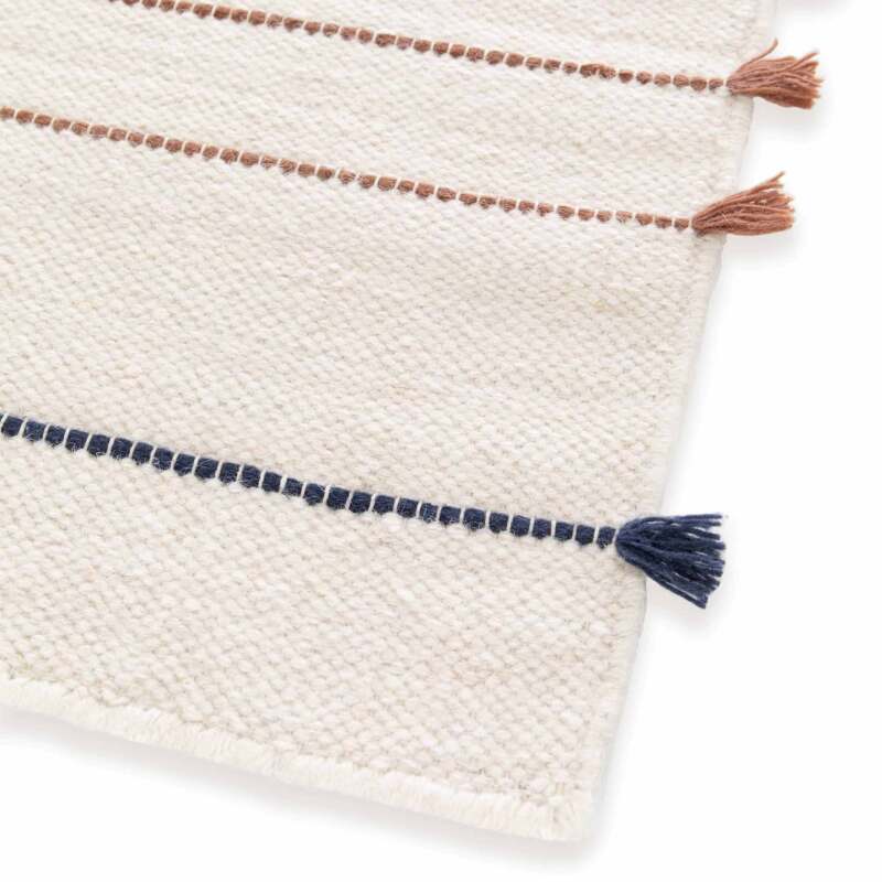 Tappeto rettangolare in lana tessuto a mano con pompon a pelo corto