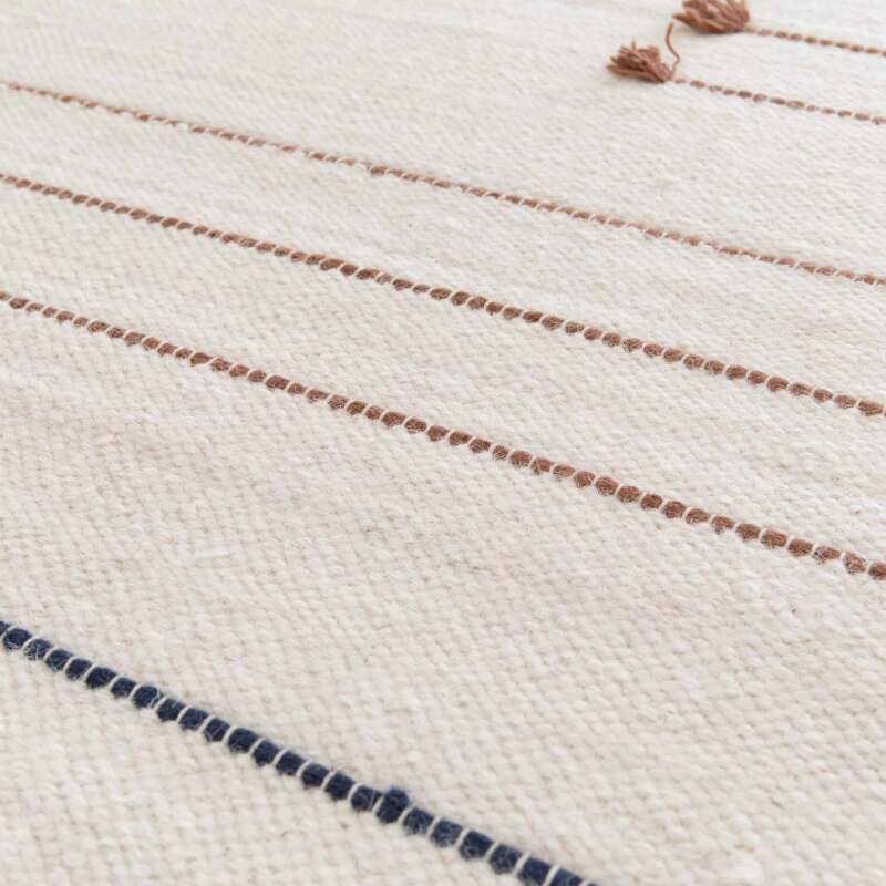 Tappeto rettangolare in lana tessuto a mano con pompon a pelo corto