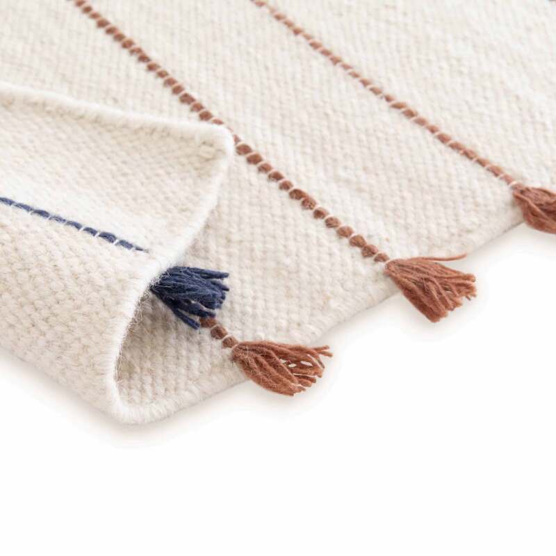 Tappeto rettangolare in lana tessuto a mano con pompon a pelo corto