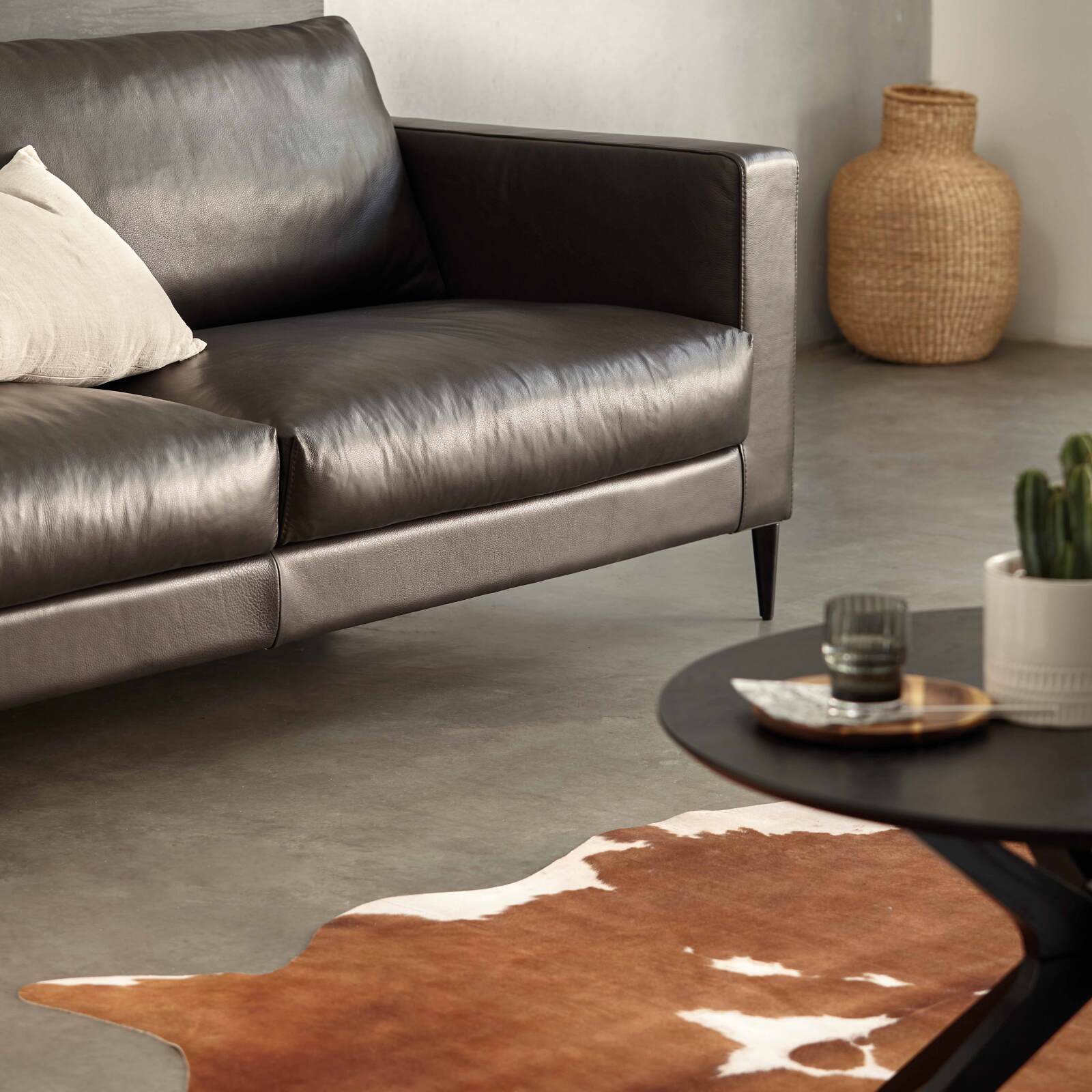 Tappeto in finta pelle di vacchetta 155 x 190 cm