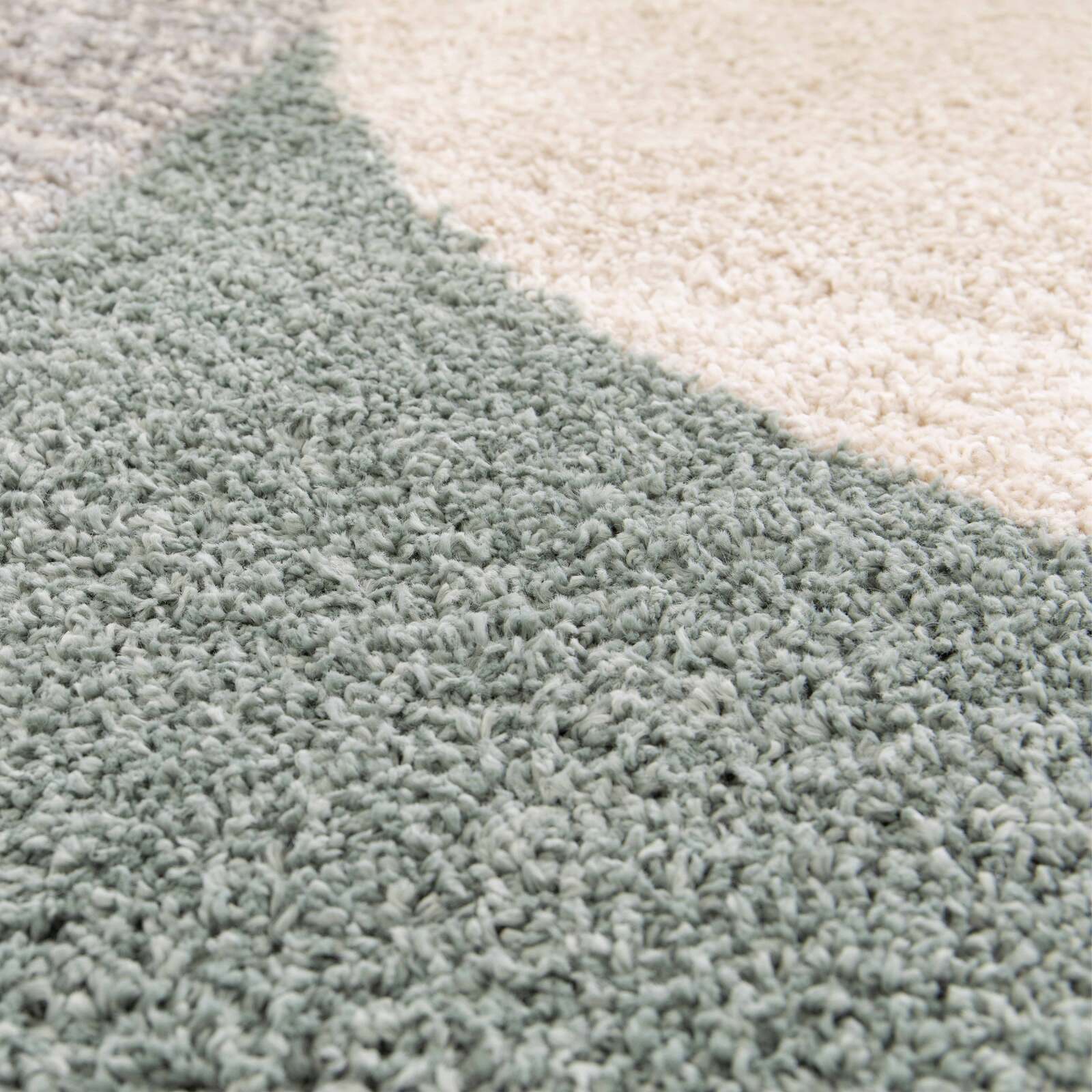 Tappeto rettangolare con motivo geometrico a pelo lungo