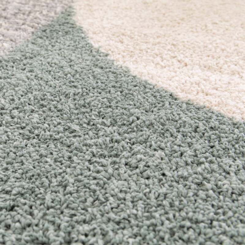 Tappeto rettangolare con motivo geometrico a pelo lungo