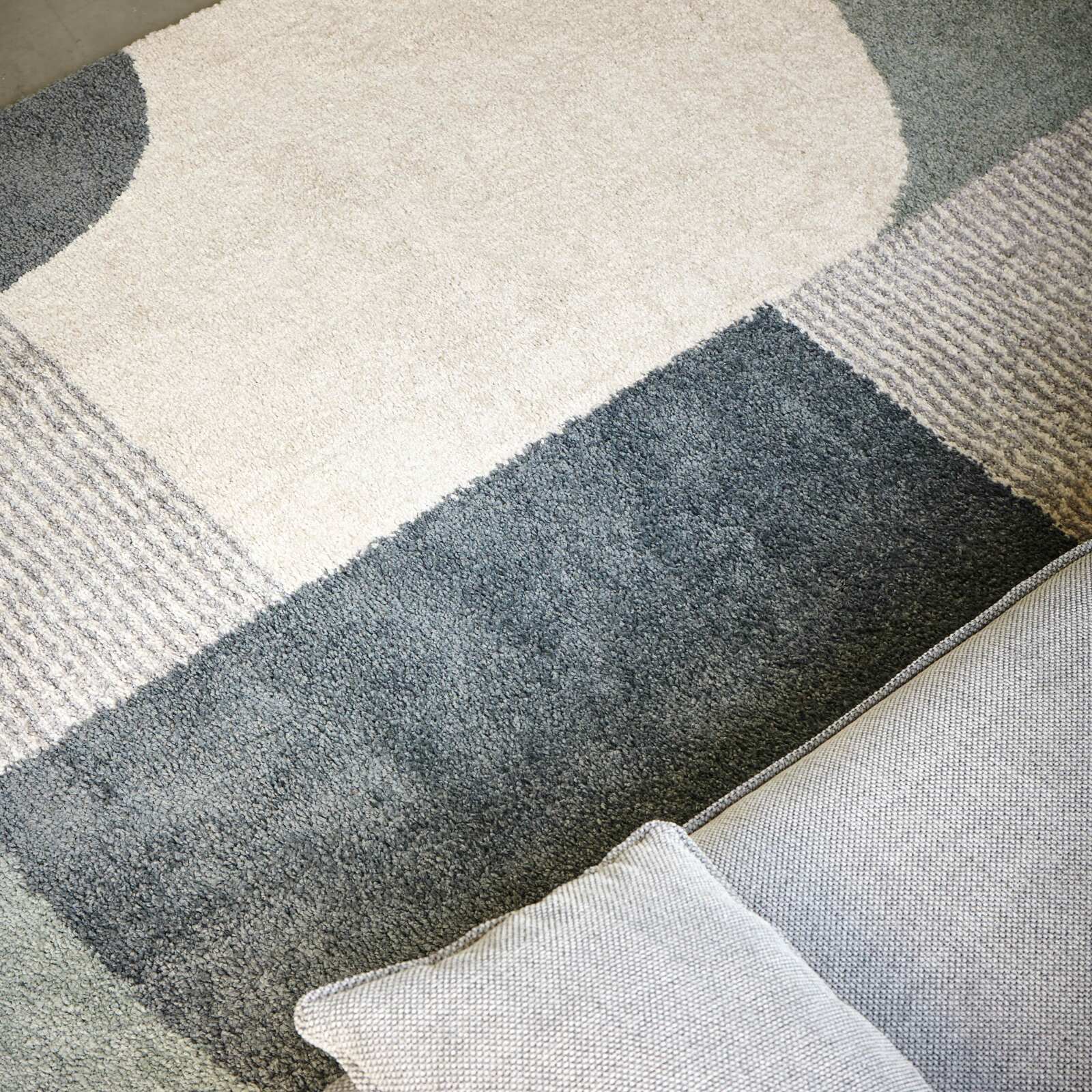 Tappeto rettangolare con motivo geometrico a pelo lungo