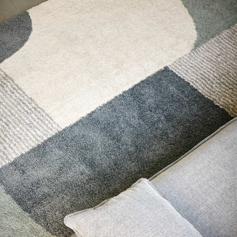 Tappeto rettangolare con motivo geometrico a pelo lungo