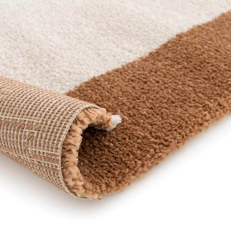 Tappeto a pelo corto con motivi grafici