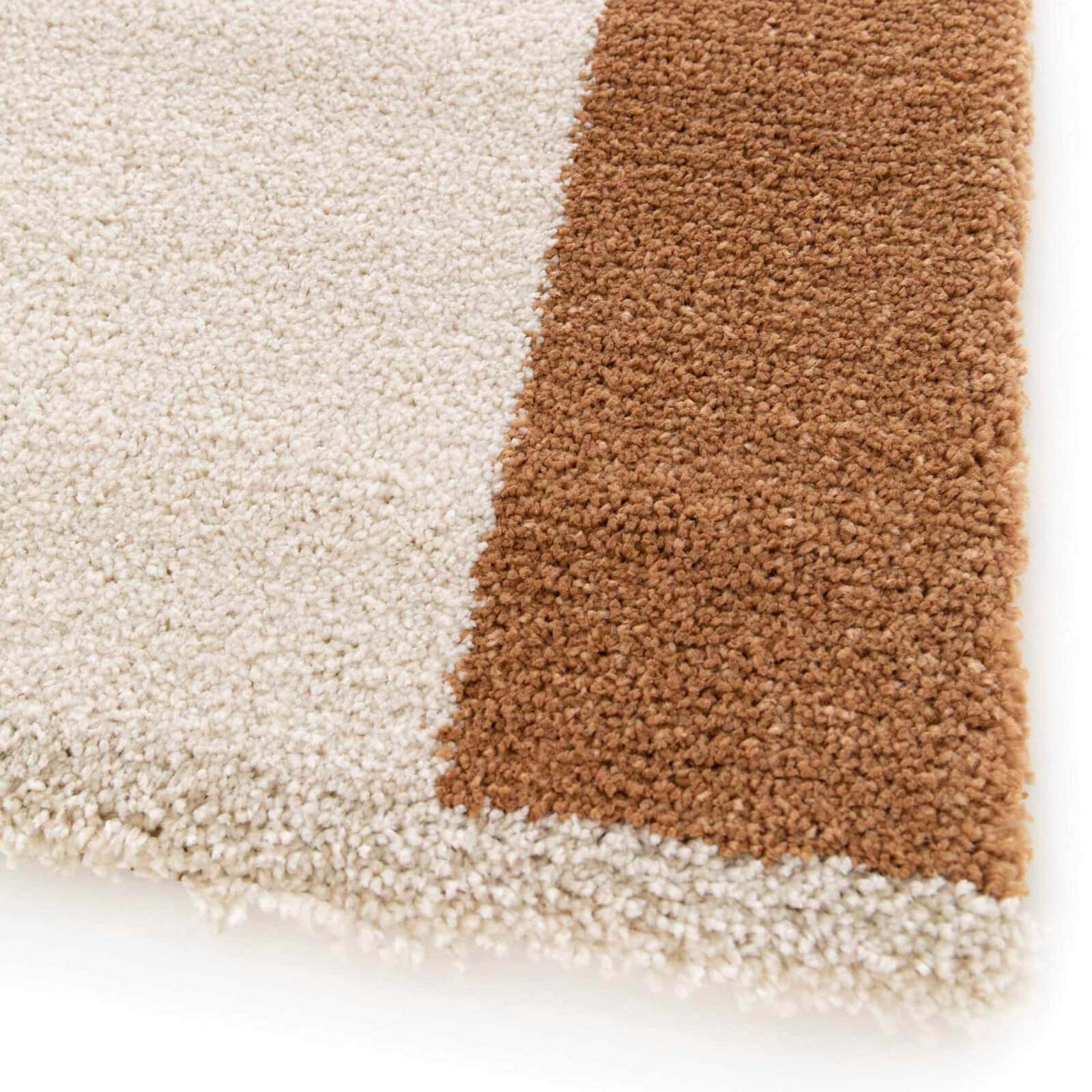 Tappeto a pelo corto con motivi grafici