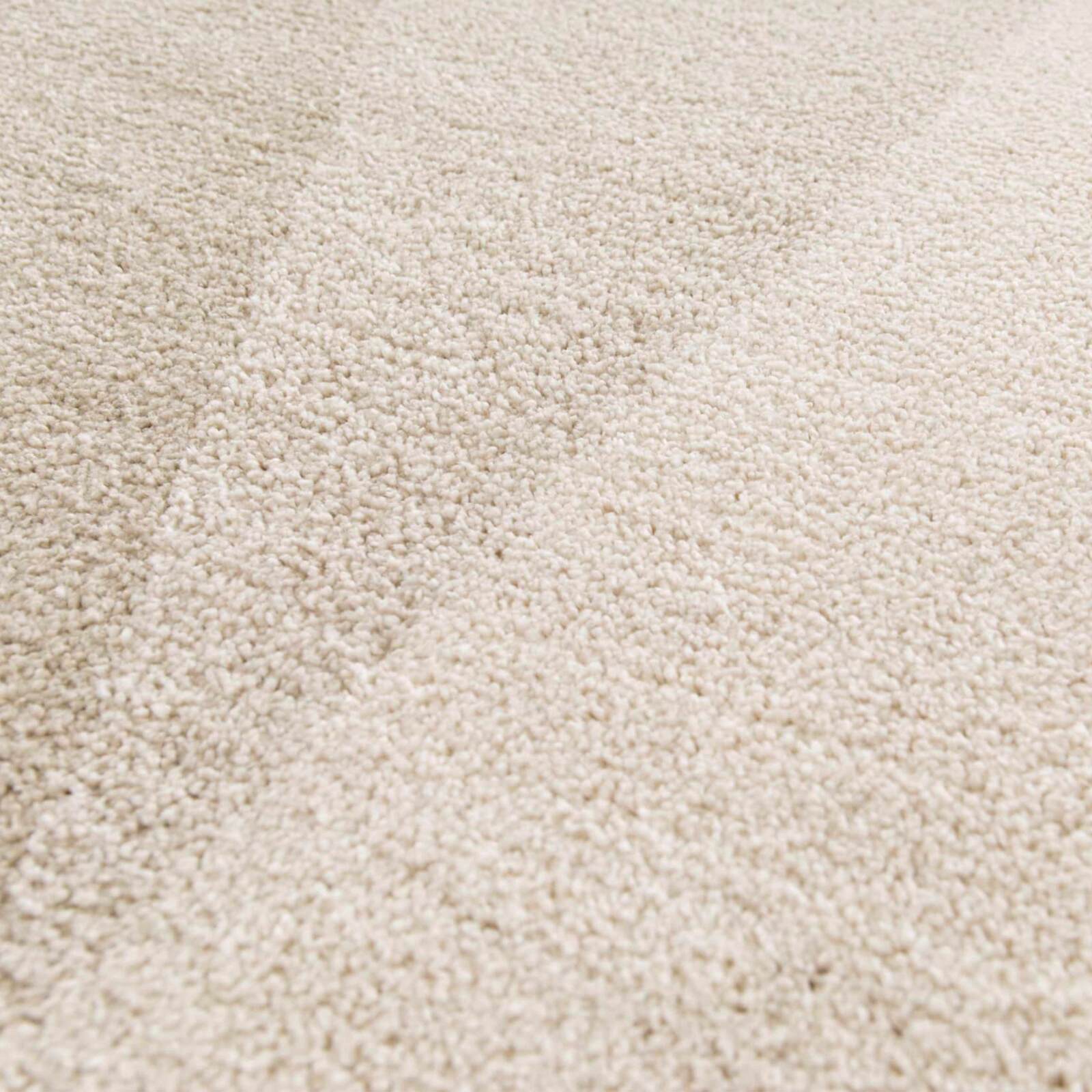 Tappeto a pelo corto con motivi grafici