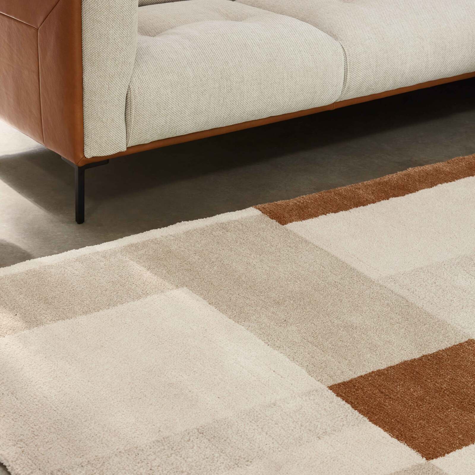 Tappeto a pelo corto con motivi grafici