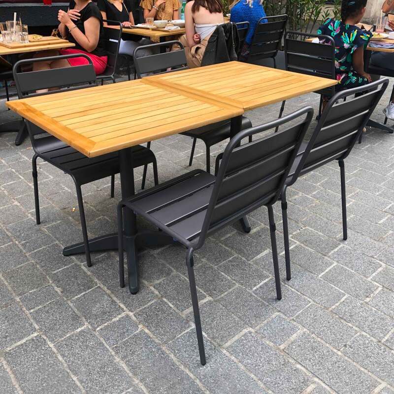 Tavolo quadrato con piano in legno + 4 sedie in metallo