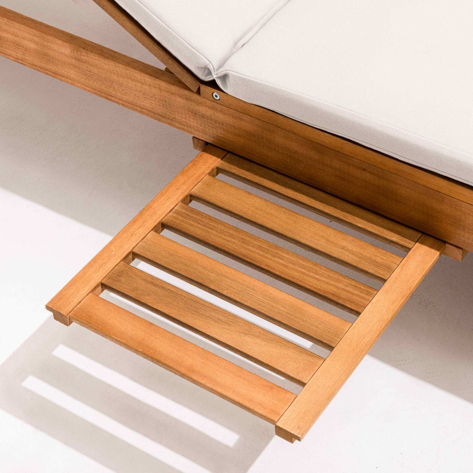 Lettino prendisole con cuscino e ripiano in legno di eucalipto FSC®