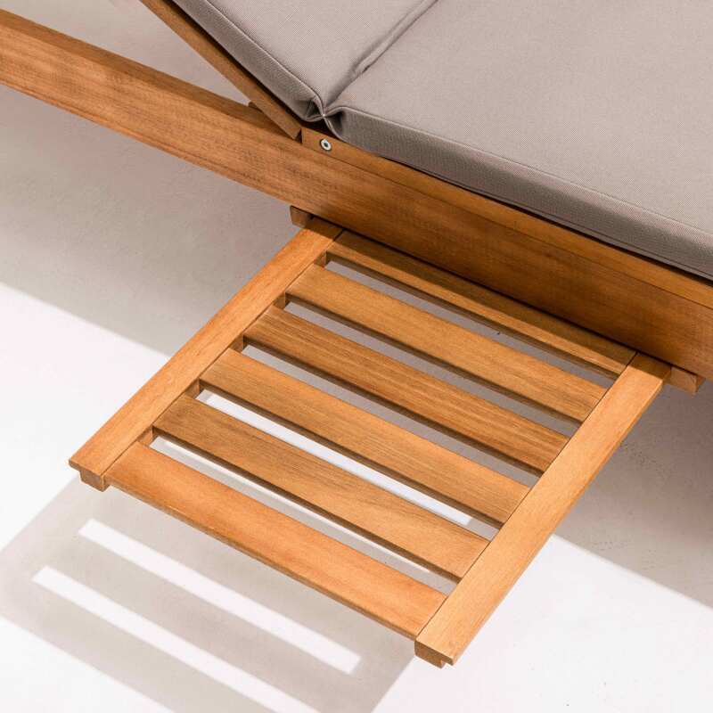 Lettino prendisole con cuscino e ripiano in legno di eucalipto FSC®