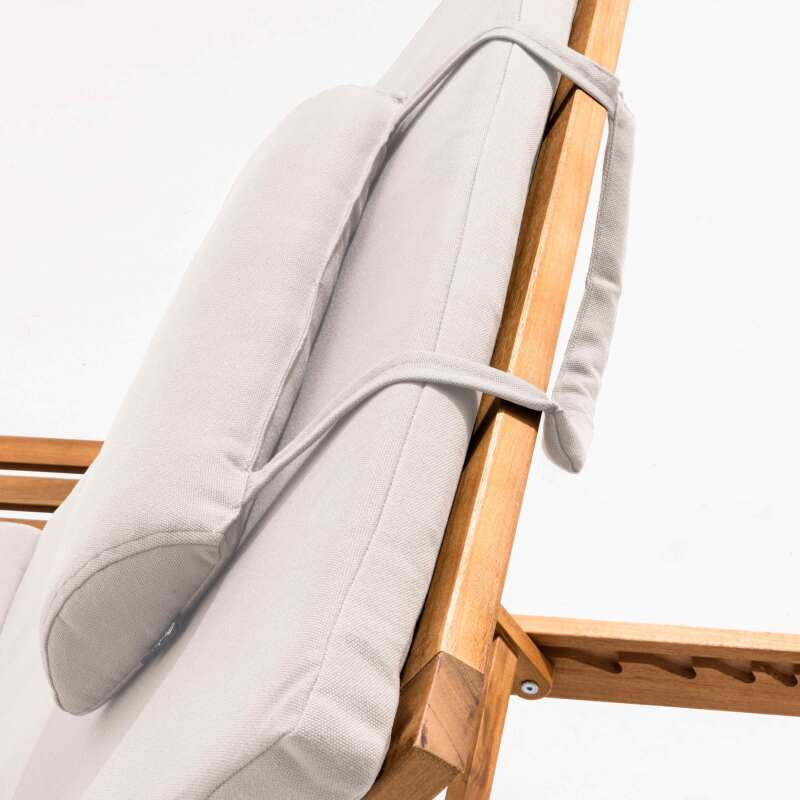 Set di 2 lettini prendisole con cuscino e ripiano in legno di eucalipto FSC®