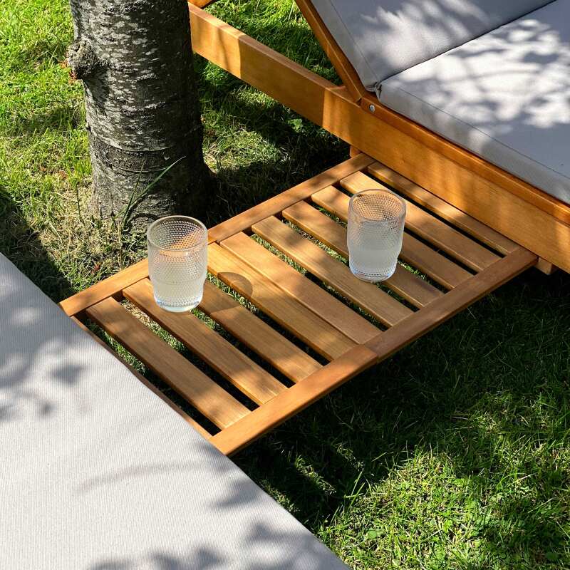 Set di 2 lettini prendisole con cuscino e ripiano in legno di eucalipto FSC®