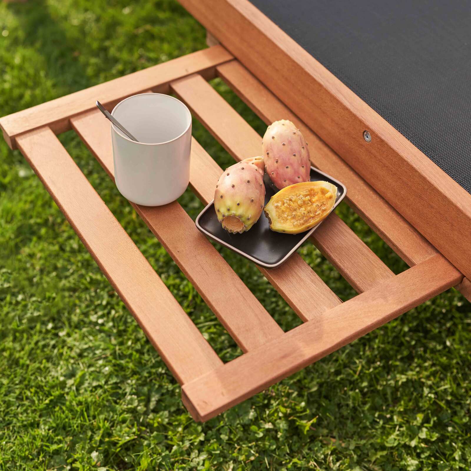 Set di 2 lettini prendisole con cuscino e ripiano + 5 posizioni in legno di eucalipto FSC®