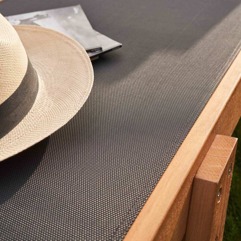 Set di 2 lettini prendisole con cuscino e ripiano + 5 posizioni in legno di eucalipto FSC®