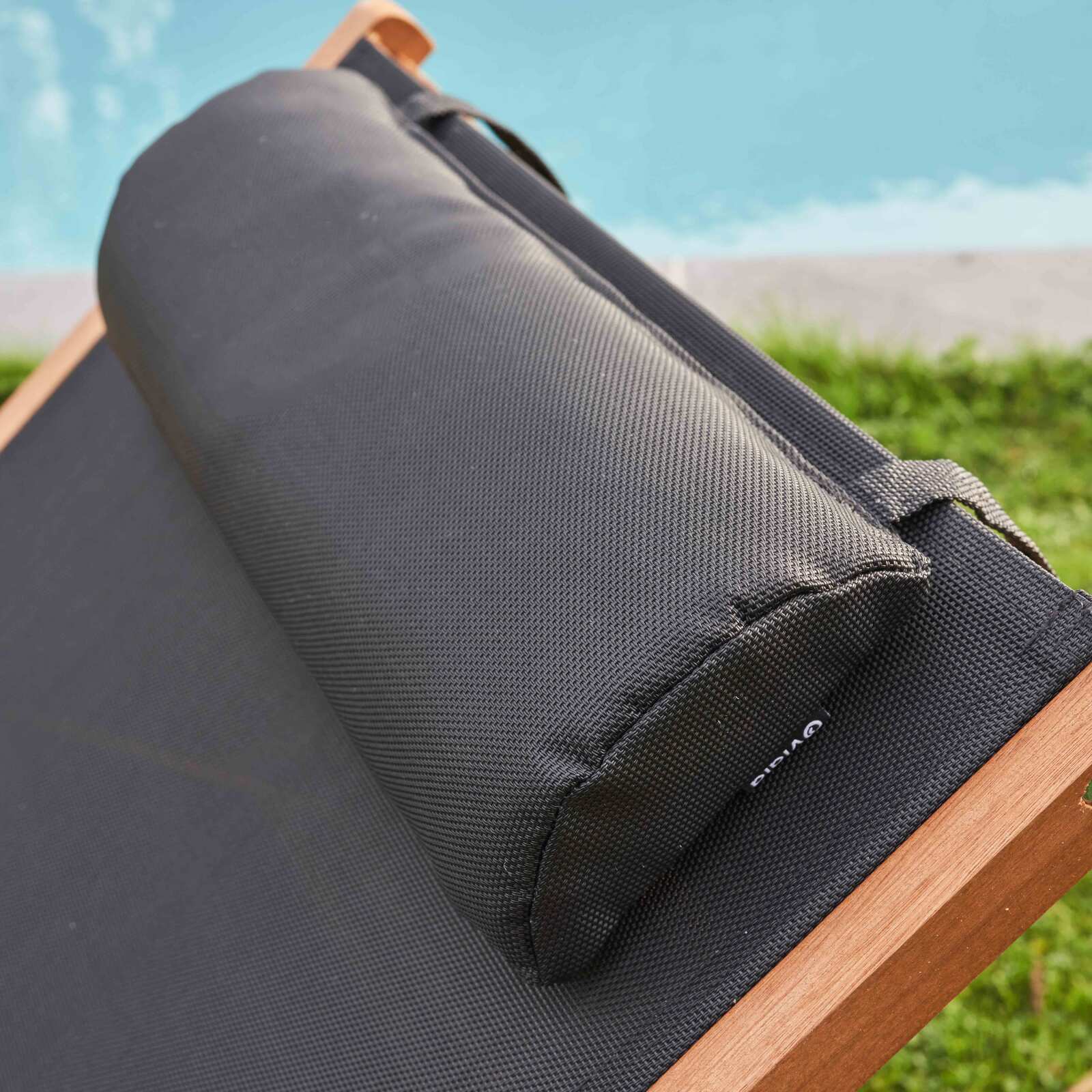 Set di 2 lettini prendisole con cuscino e ripiano + 5 posizioni in legno di eucalipto FSC®